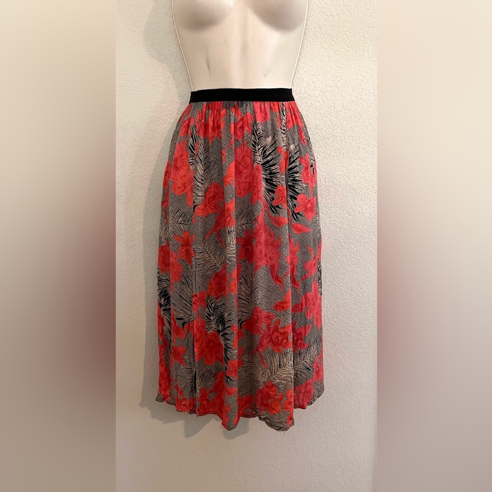 Lightweight Topshop flowing skirt in excellent condition. Sz 4